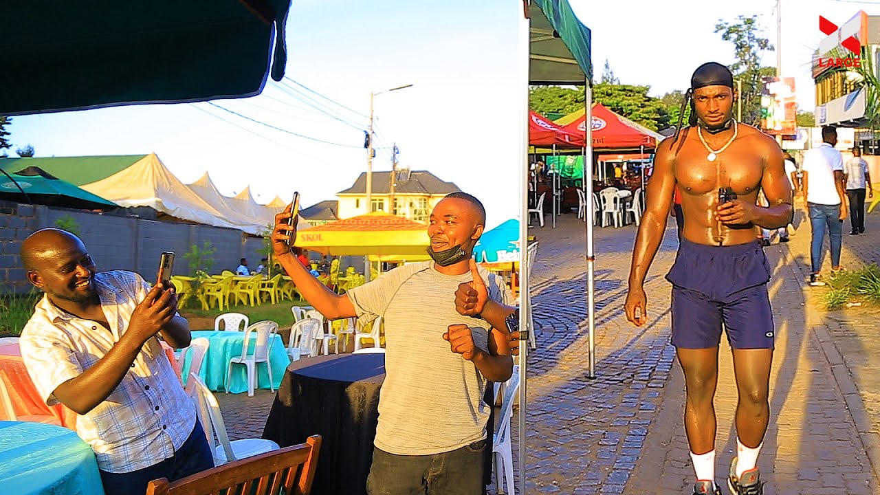 When a Bodybuilder Goes Shirtless in Public/GISIMENTI abakobwa barwaniye gukora kumatuza ya RUTAMBI