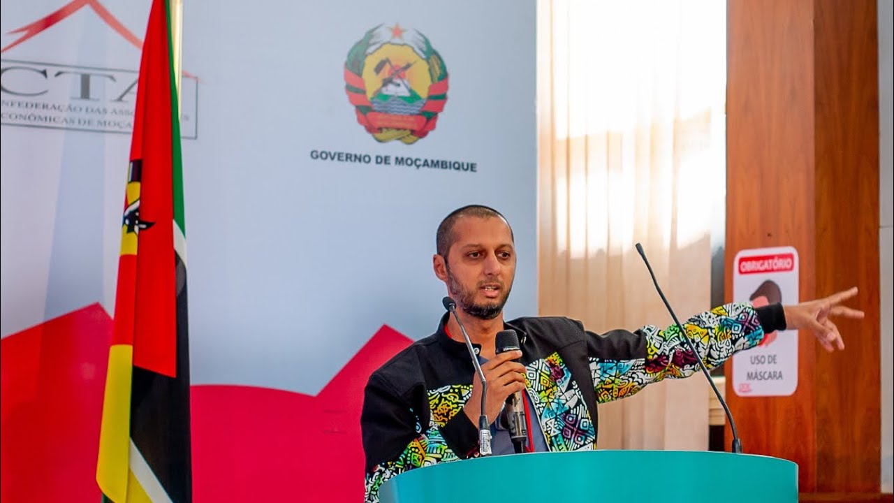 Yassin Amuji falando no lançamento do debate sobre a nova Lei de Terras em Moçambique