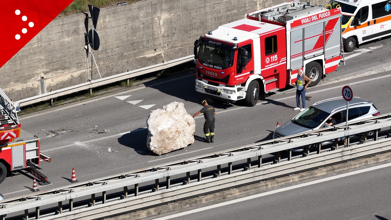 Strage sfiorata a Lecco: enorme masso frana su binari poco prima passaggio treno, finisce su statale