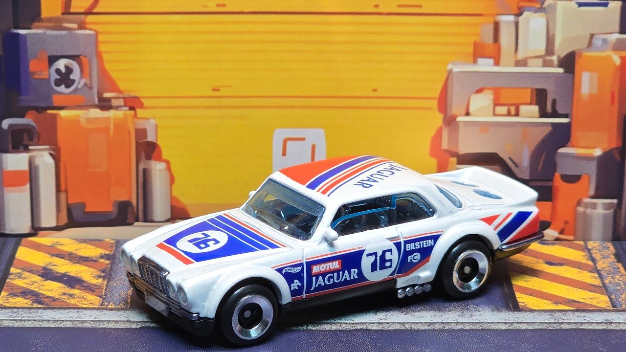Распаковка классического JAGUAR XJC V12 COUPE от Hotwheels.