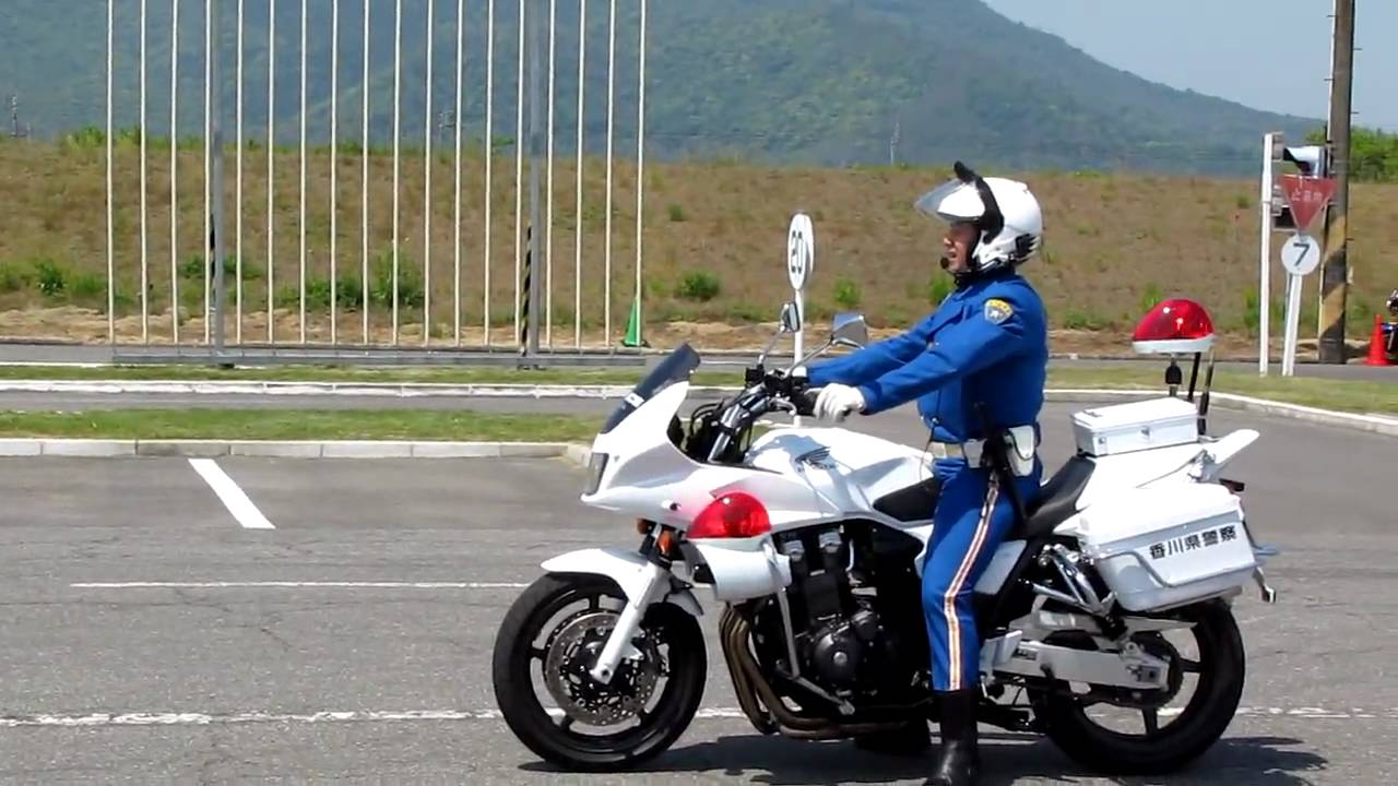 白バイ隊員のデモ走行！小道路旋回！
