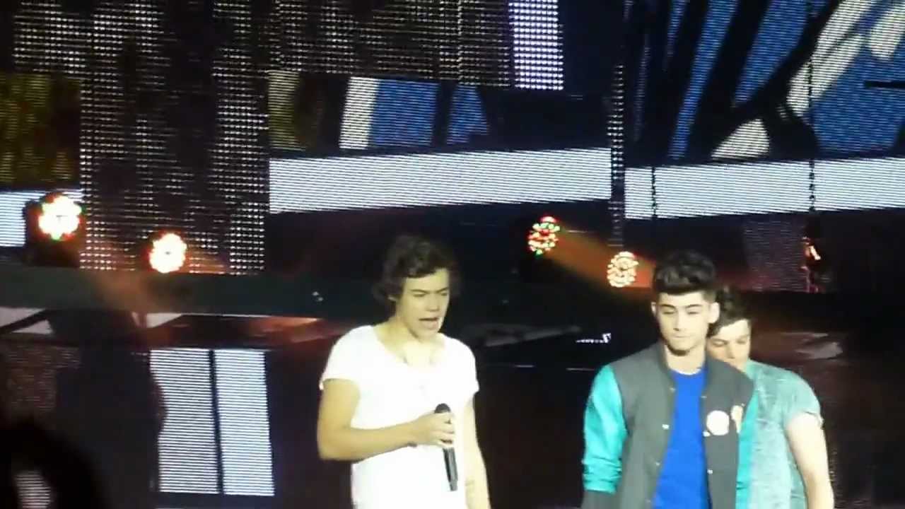 One Direction - Teenage Dirtbag (Louis forgets lyrics!) Cardiff 02.02.2013