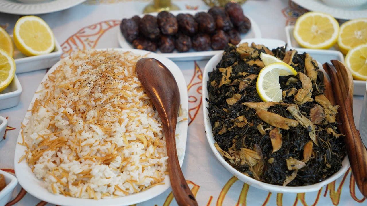 سر الملوخية مع الرز الذهبي المفلفل  الطريقة الأصلية بطعم لا يُقاوم!