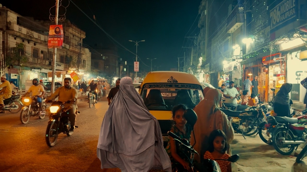 🇵🇰 Сиалкот, Пакистан [4K]: местная ночная жизнь и экскурсия по уличной еде