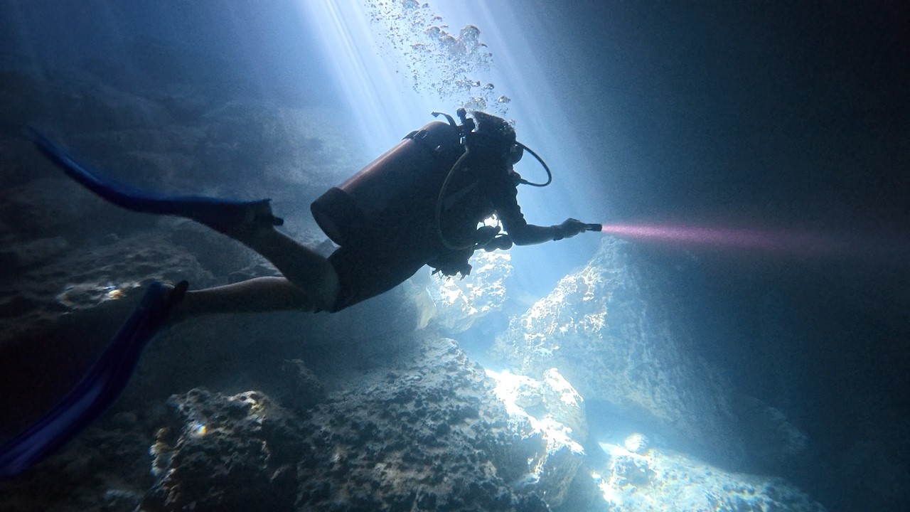 SCUBA Diving - Florida Springs - Rainbow River - Devil’s Den - 4K