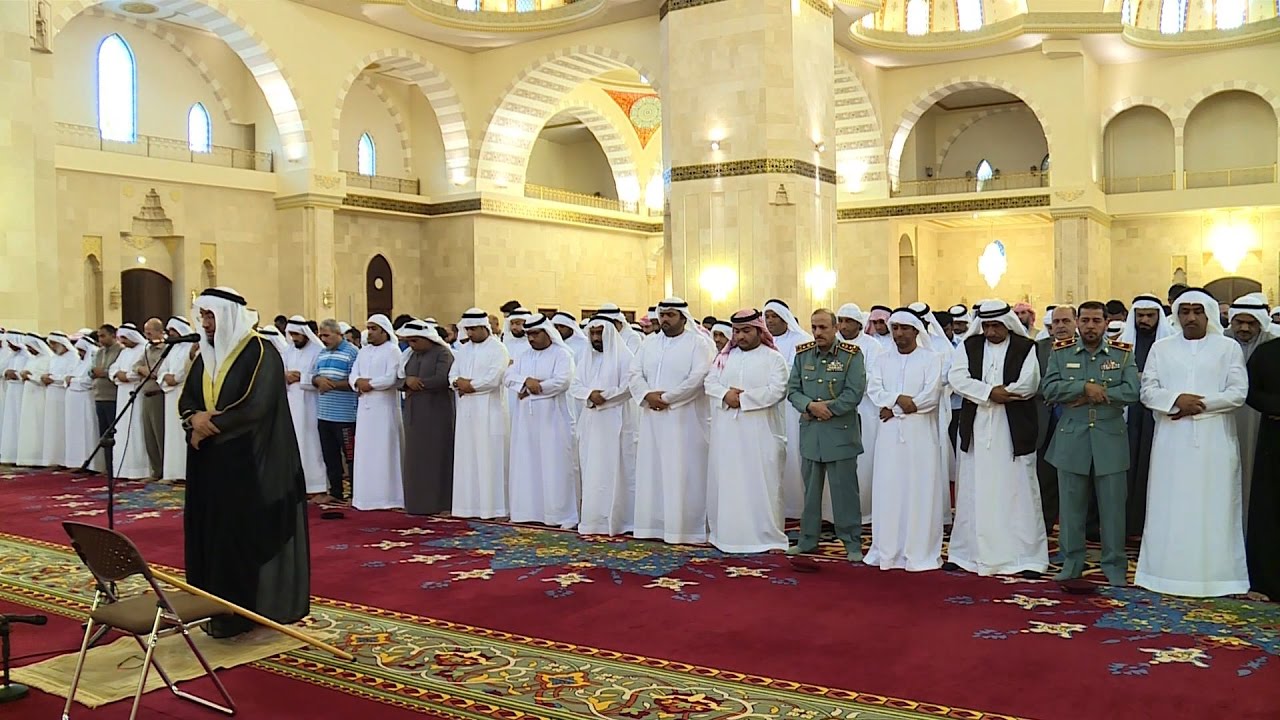 ولي عهد الفجيرة يؤدي صلاة الاستسقاء في مسجد الشيخ زايد.