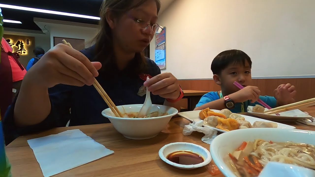晚餐在八方雲集吃麵跟水餃花了156元