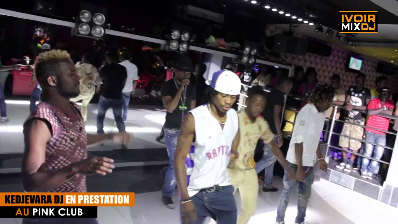Kédjévara Dj en prestation au Pink Club d'Abidjan.
