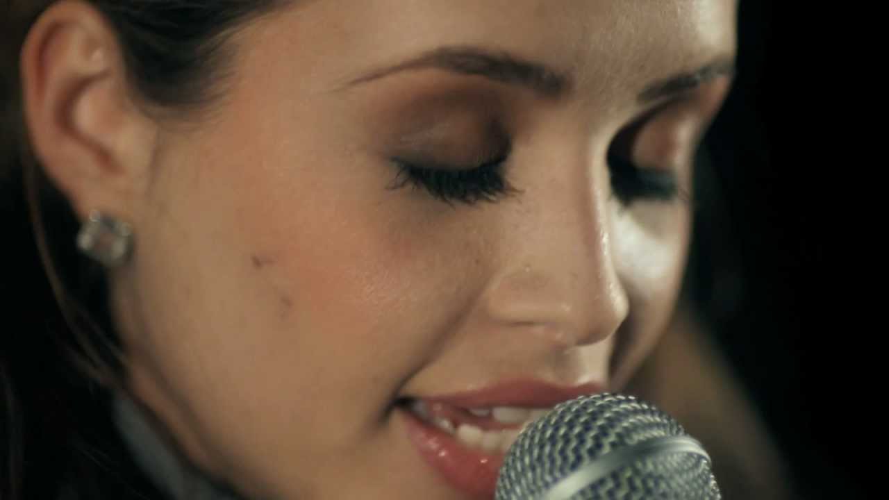 Joy Amelie - Lass es regnen (Official Video)