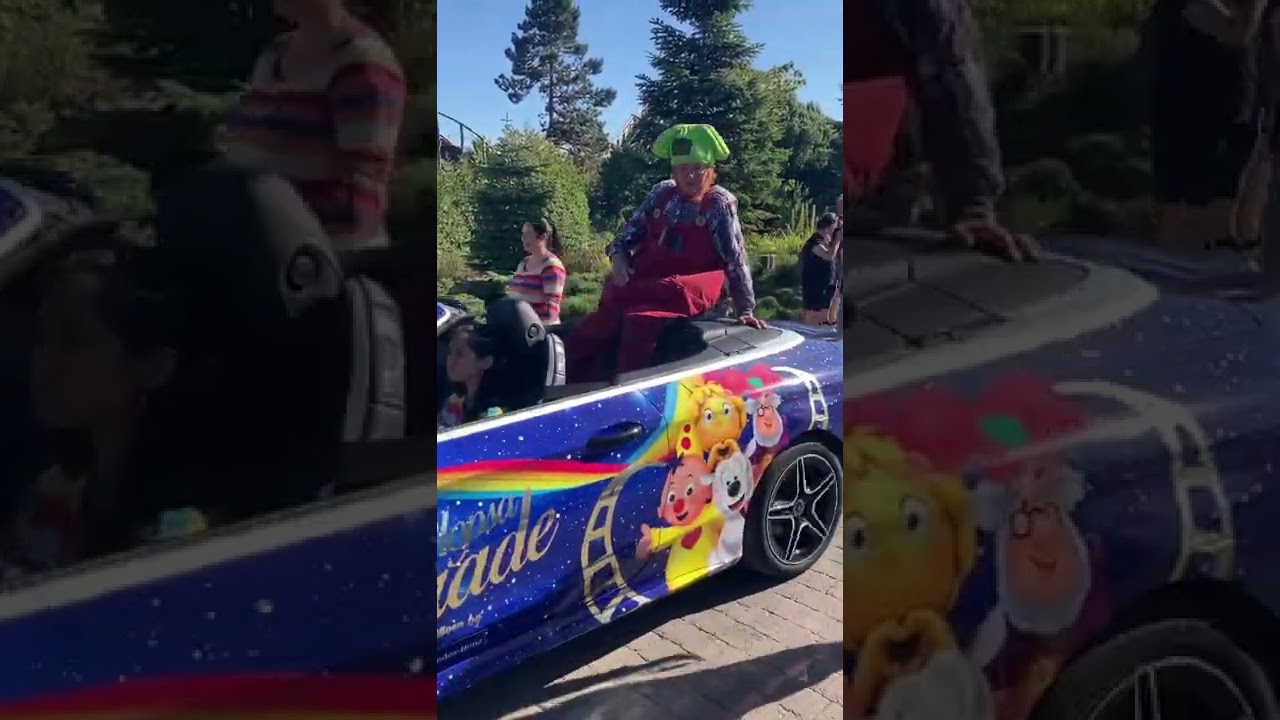 Plopsa parade met klus en Samson en Marie en burgemeester 2022