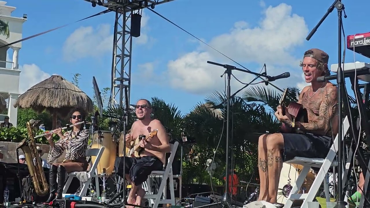 DENM Wild Trip Closer to the Sun 2026 beach set