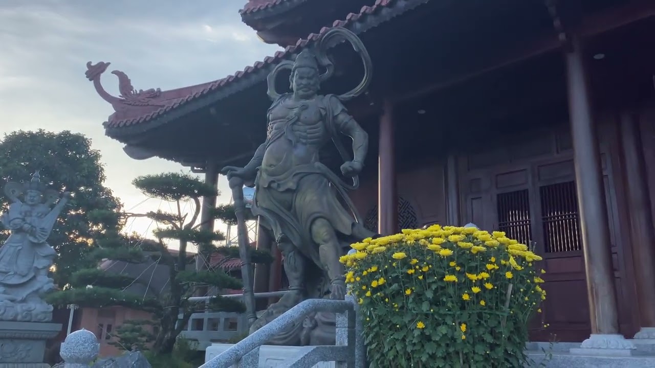 Đại hùng bảo điện tại Chùa Đại Tùng Lâm Hoa Sen ở Lâm Đồng vào mùng 2 Tết Bính Ngọ 2026. 