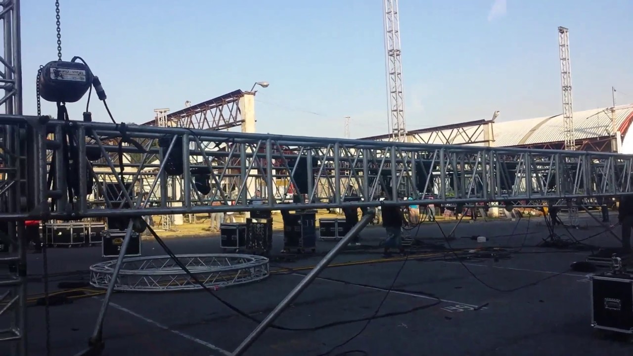 Instalando Equipos de Audio en Plaza los Gallos 2016 1-2