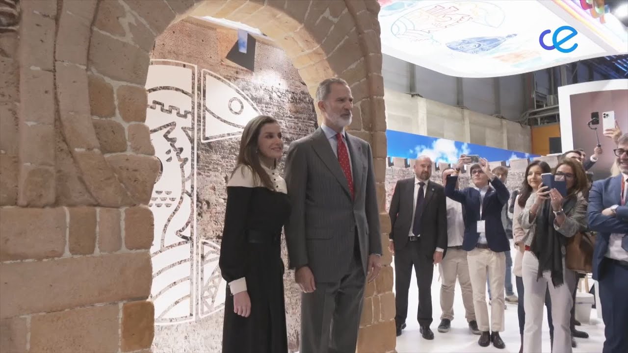 Los Reyes visitan el stand de Ceuta en FITUR