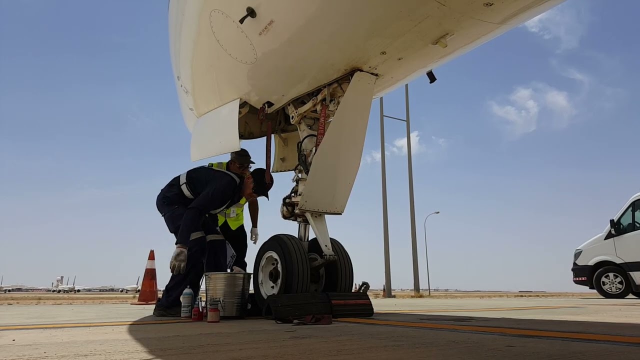 Gulfstream 450 NLG lubrication #fyp #gulfstream