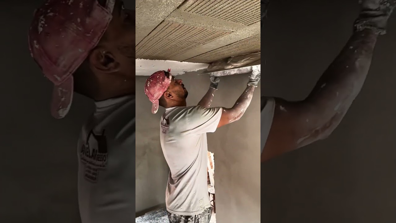 Gesseiro mostra as t&eacute;cnicas para aplicar o gesso no teto