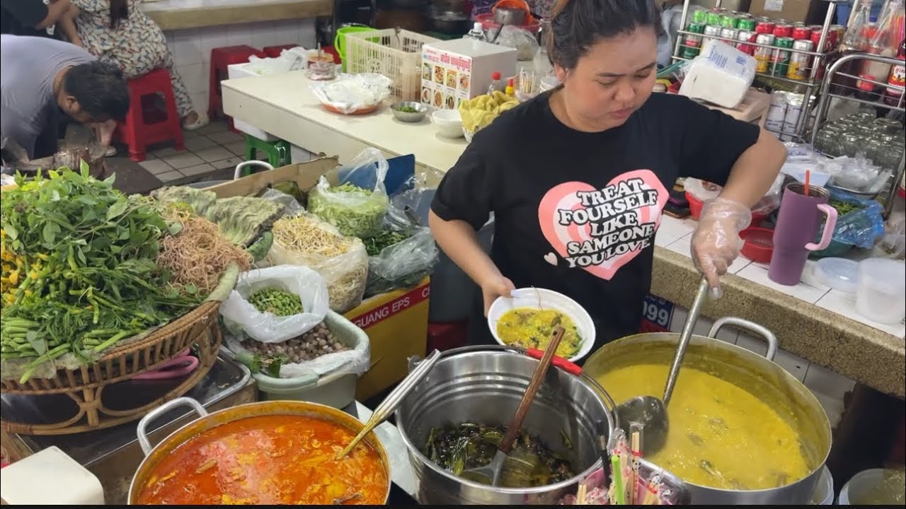 បបរផិឆ្ងាញ់នៅ ផ្សារថ្មី  ភ្នំពេញ /Bor Bor Pi at Central Market in Phnom Penh, Cambodia 