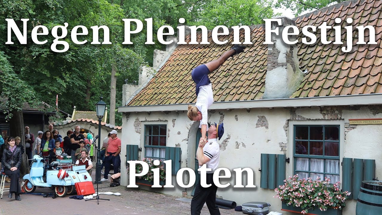 Acrobatische piloten op het Anton Pieckplein! - 13-07-2019 - Efteling Negen Pleinen Festijn