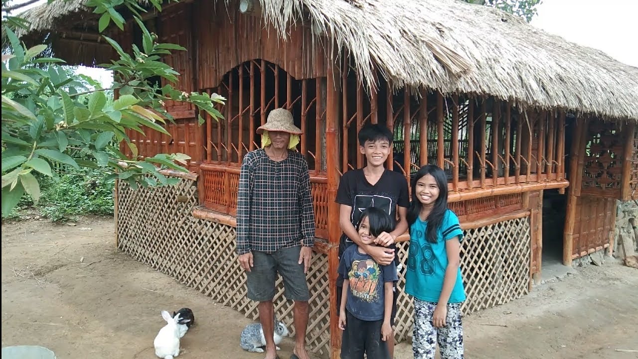The making of our cute little bamboo house.The finishing touches.😊