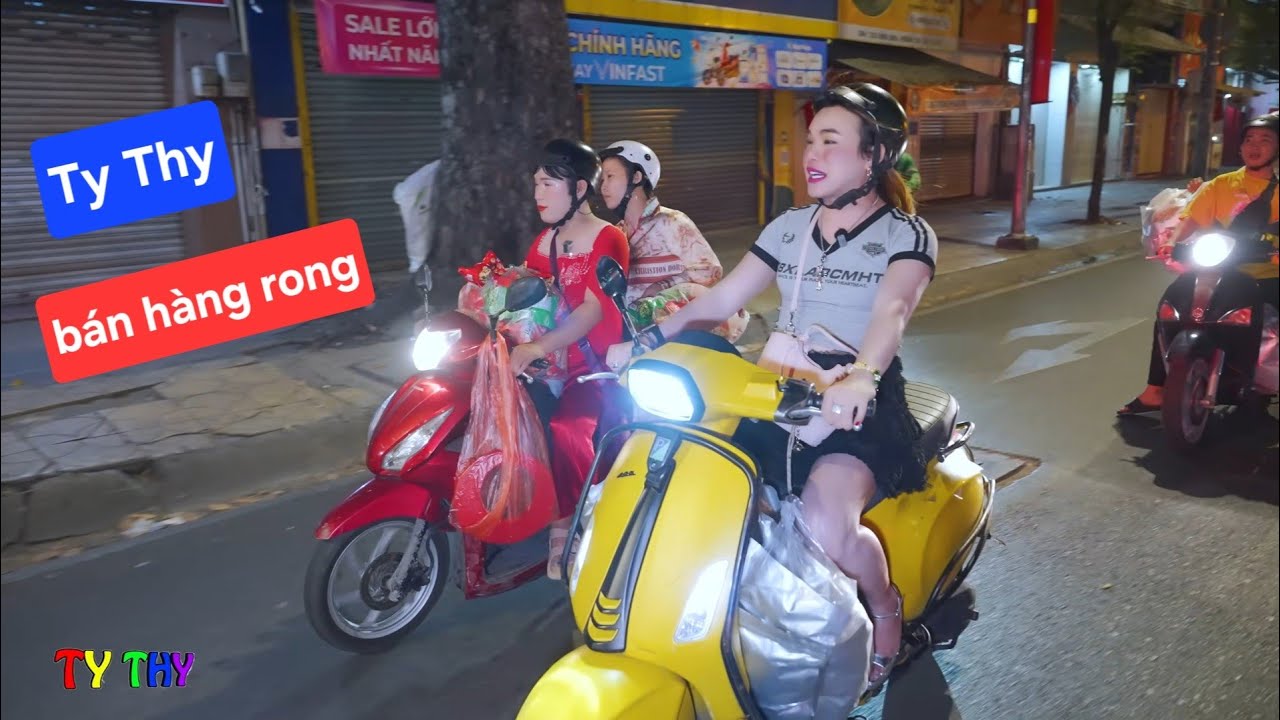 Ty Thy đi bán dạo gặp trai đẹp - Ty Thy Vlog Gỏi đu đủ