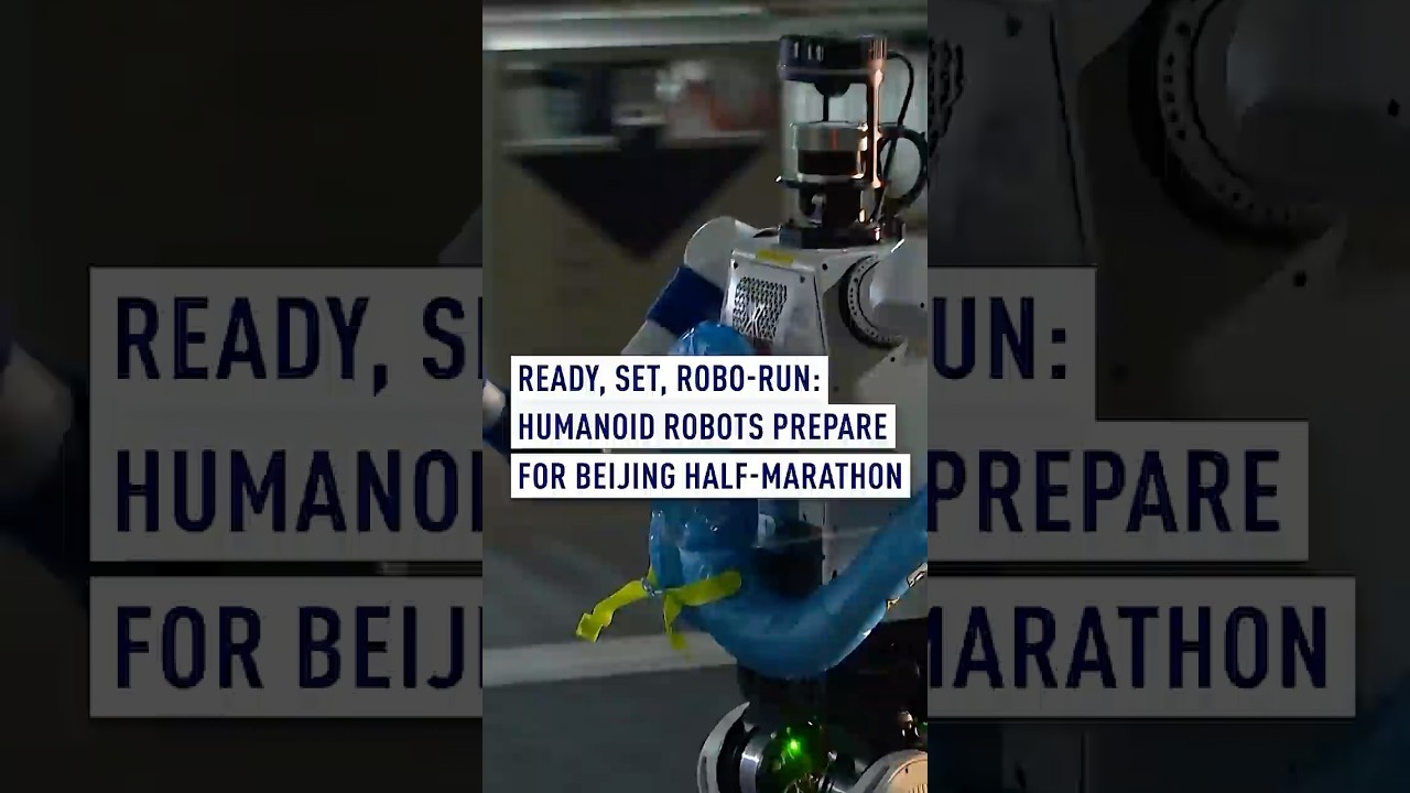 На старт, внимание, роботы-бегуны! Гуманоидные роботы разминают ноги перед пекинским полумарафоном.