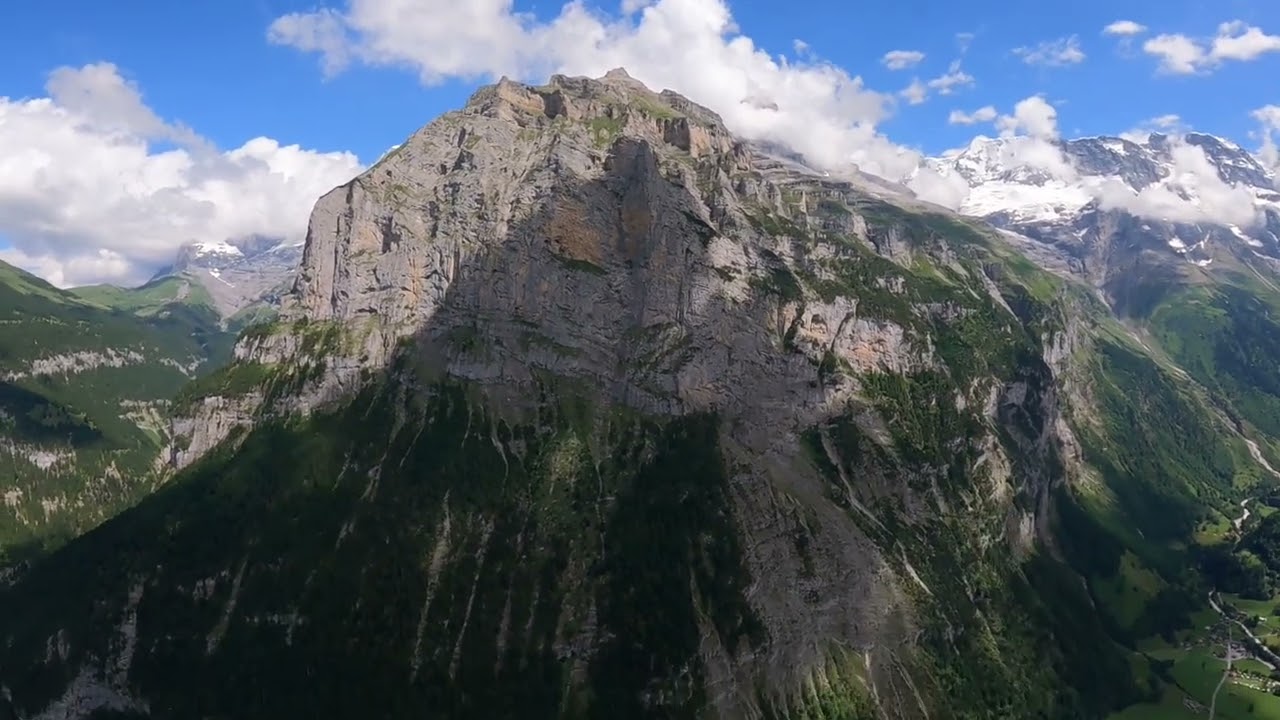 Jumping Low Ultimate in Lauterbrunnen