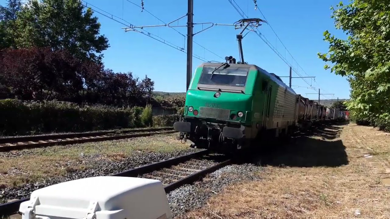 **Train SNCF France** Fret à grande vitesse au passage à niveau Salses-le-Château