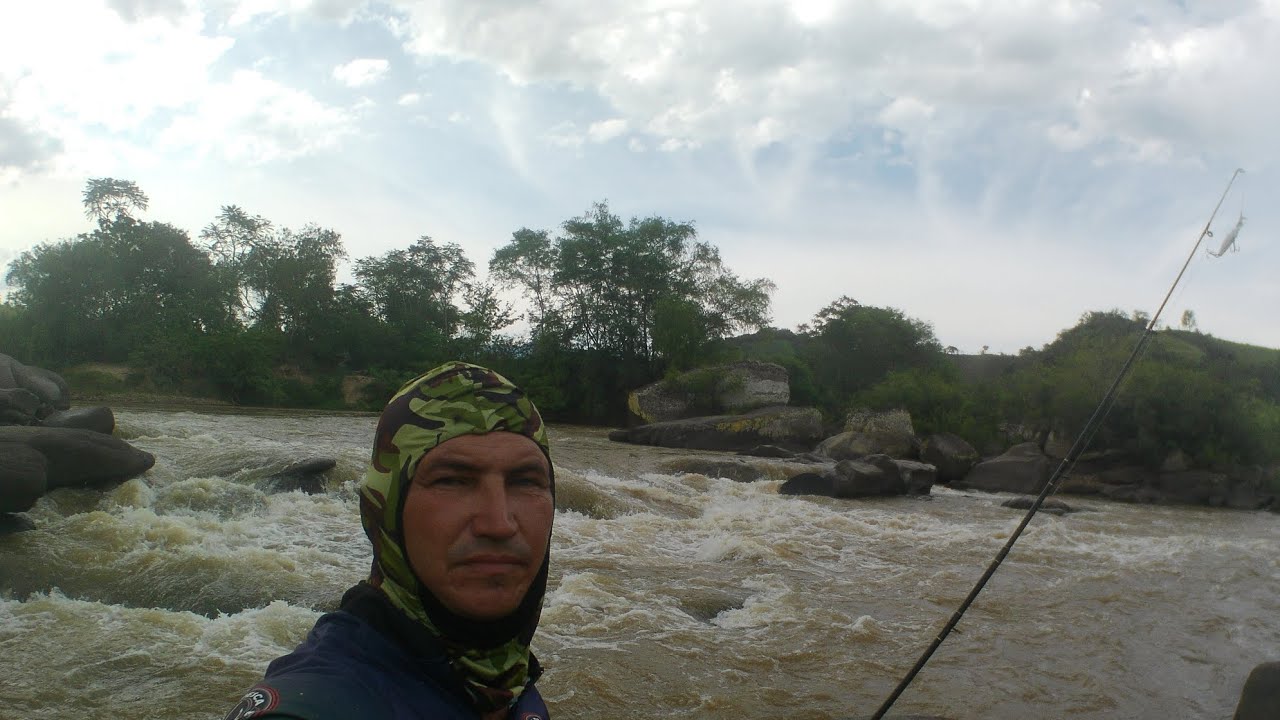 Pescaria nas cachoeiras do rio ribeira no lado do estado do Paraná 