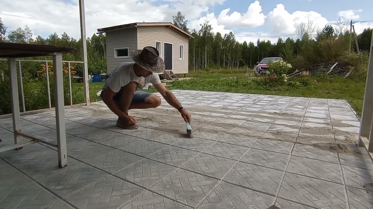 Тротуарная плитка своими руками уложена!