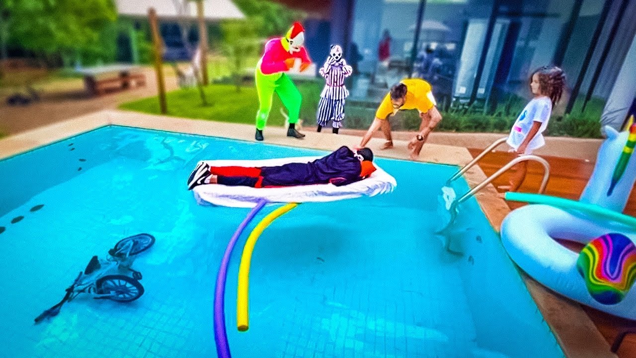 JOGAMOS O PALHAÇO MALVADO NA PISCINA DORMINDO  !