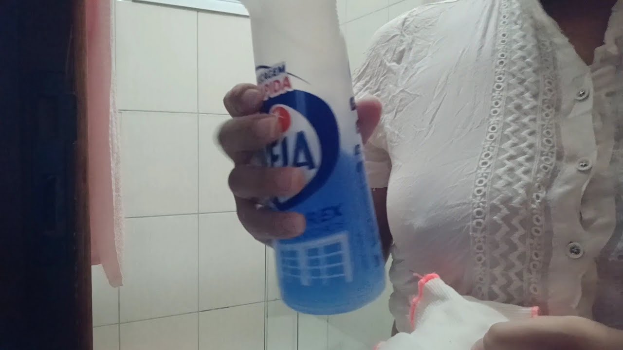 Removing stubborn dirt from the shower stall with a product 