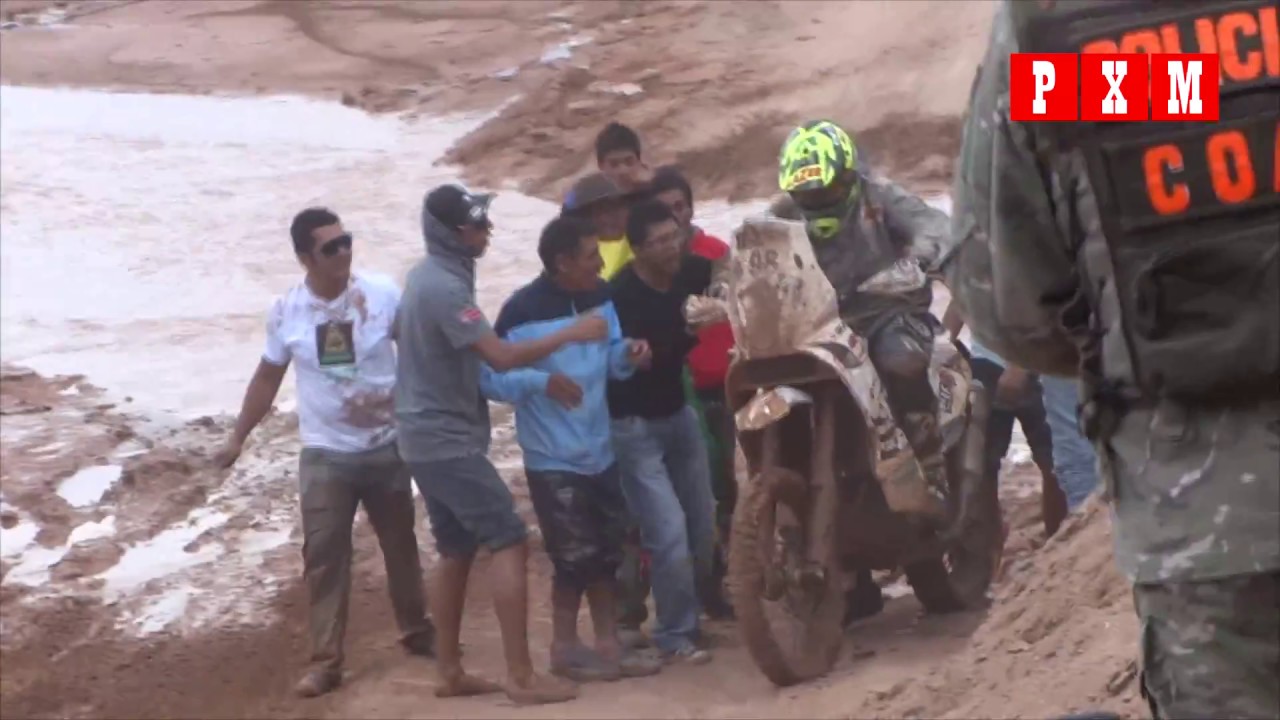 Público boliviano auxilia a un piloto que cae en un charco en el Dakar 2014