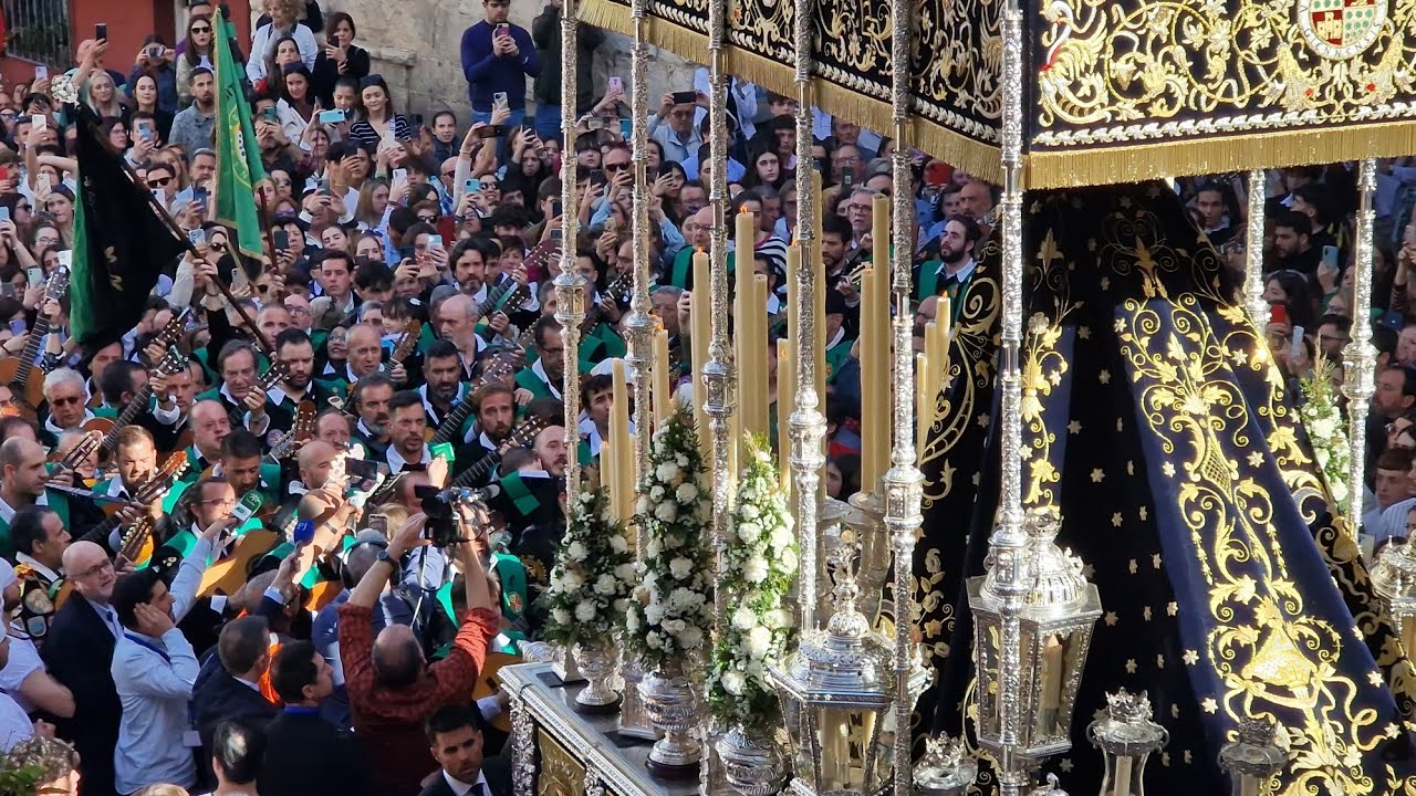 La Tuna Universitaria le canta a Nuestra Señora de las Lágrimas en la Plaza de La Merced 2023