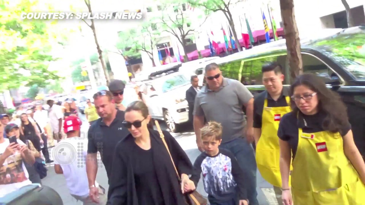 (VIDEO) Angelina Jolie and Son Knox Jolie-Pitt Pick Groceries Together