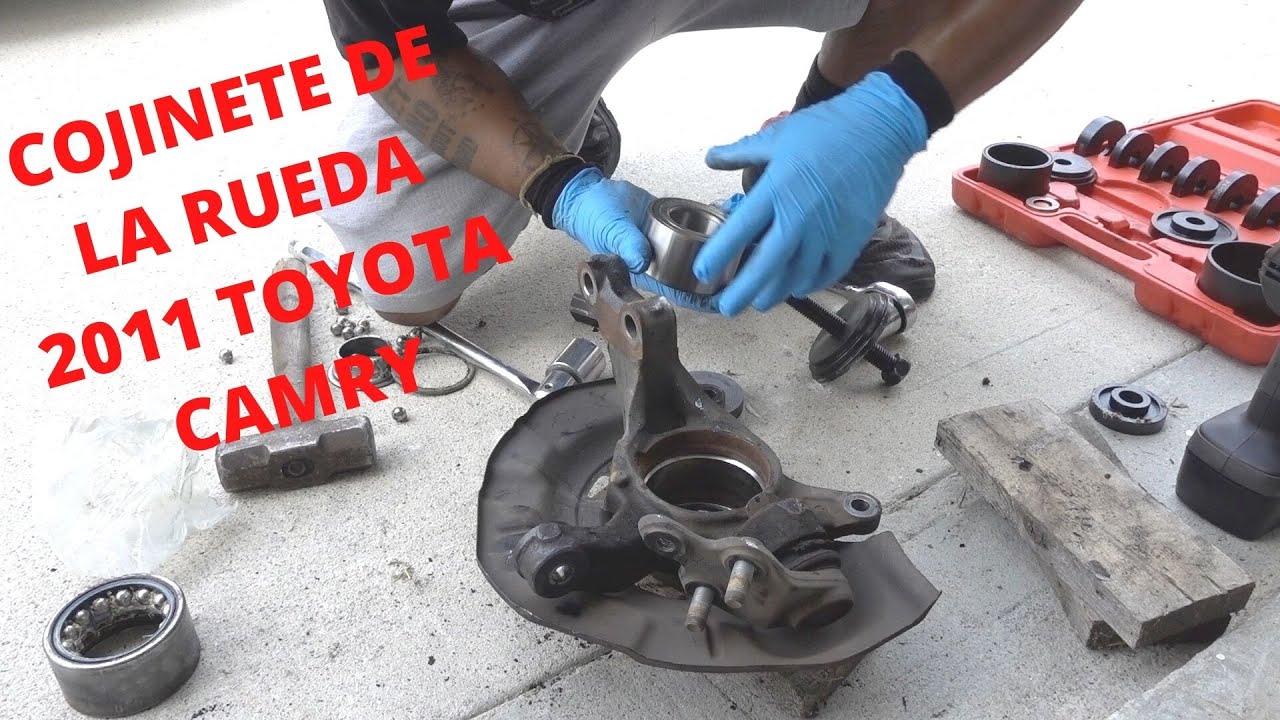 Como Cambiar Cojinetes de las Ruedas Delanteras en un 2011 Toyota Camry
