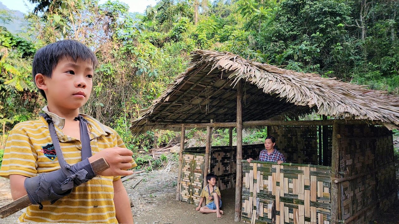 Girl completely built a bamboo house in the forest, started life as a single mother