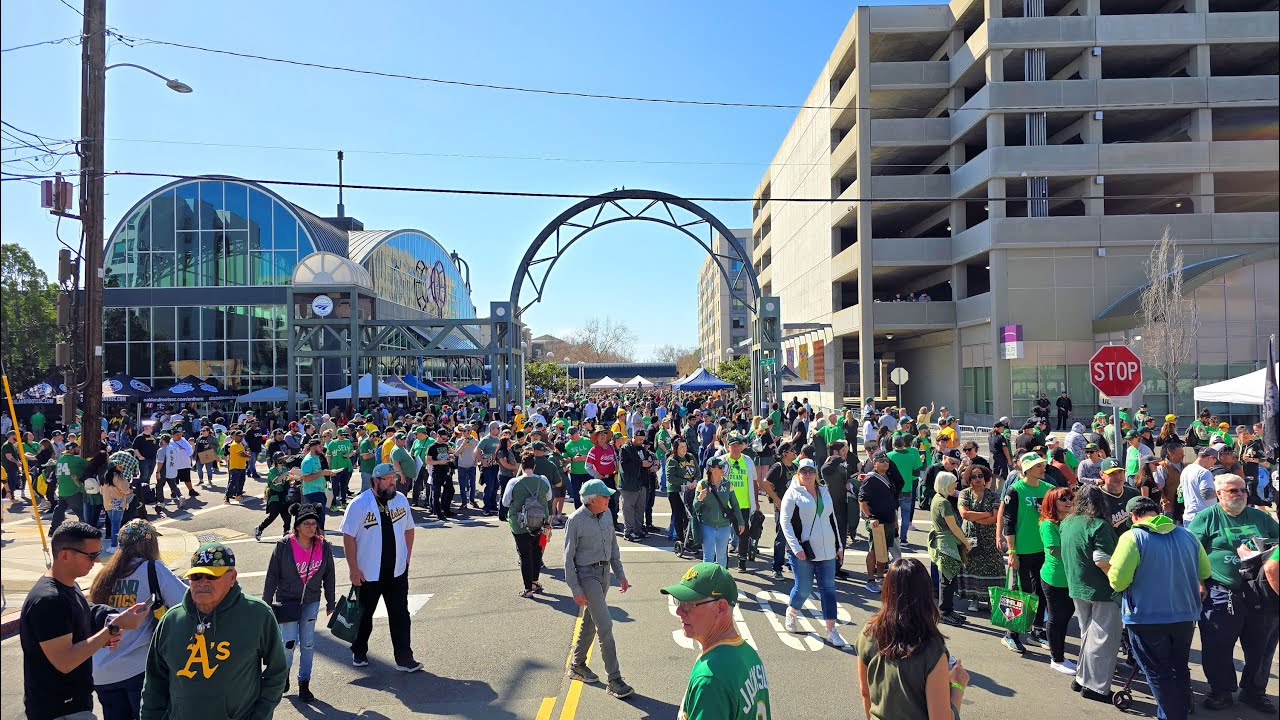 Oakland Fans Fest 2024 - Walkaround Shortly After Opening