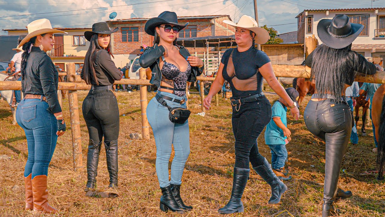 Lovely Women Riding Horses in COLOMBIA 😍 Stunning Cowgirls 🐴