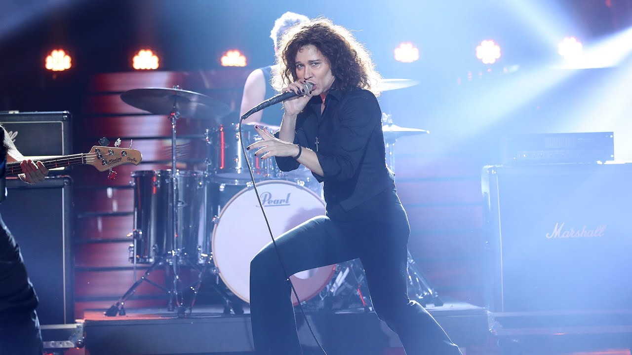 Carla Hidalgo imita a Enrique Bunbury en 'Maldito duende' - Tu Cara Me Suena