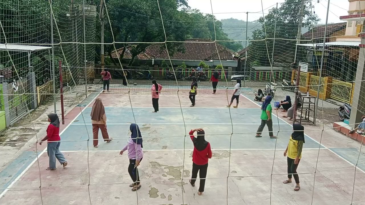 Hampir saja‼️Spike keras kena muka orang #emakemakvoli #volleyball 