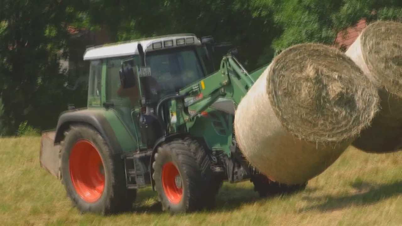 Fendt Vario 312 beim Rundballen verladen !