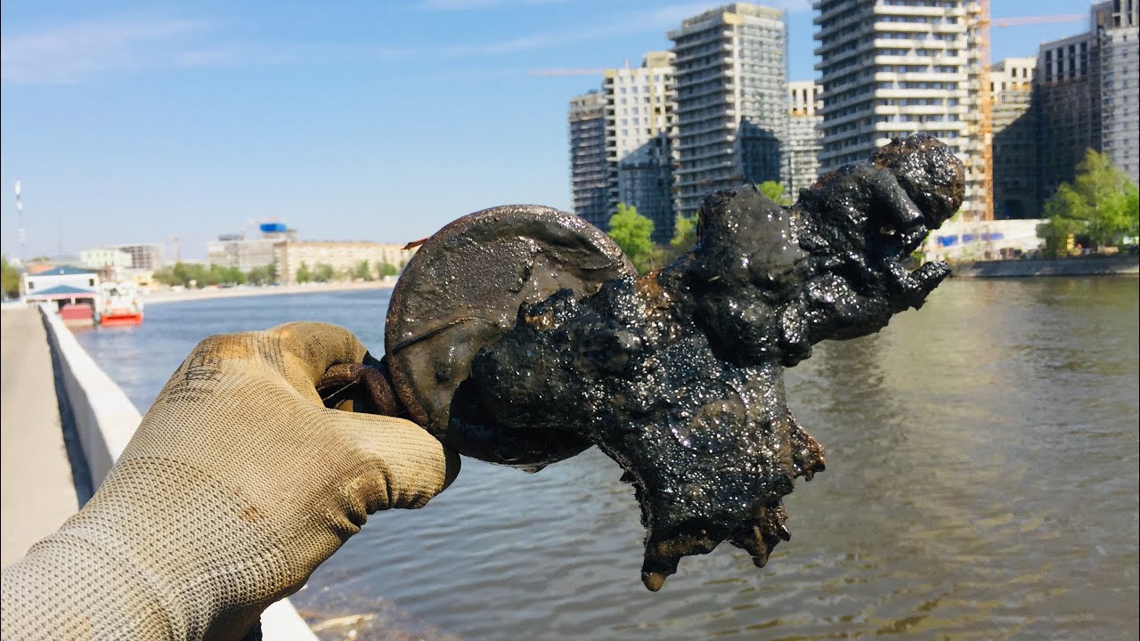 Поймал Два Пистолета в Москве реке на Поисковый Магнит