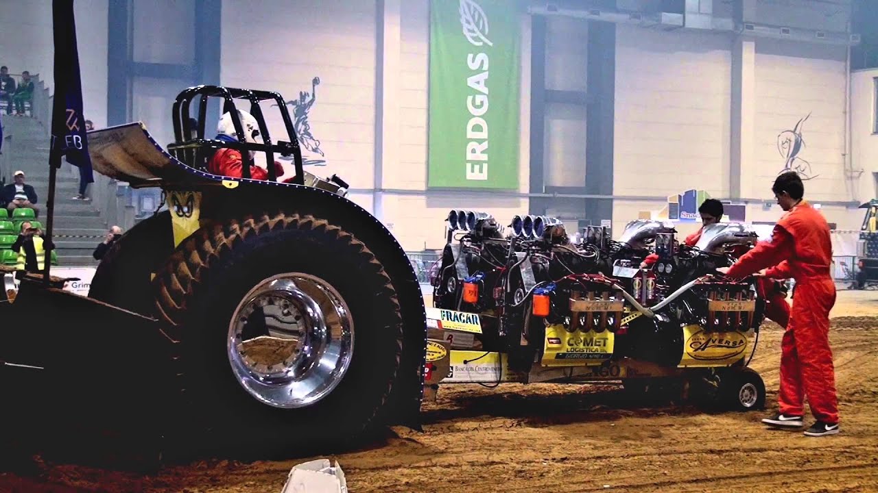 Multi V8 Sound in der Halle @ Sachsenarena Riesa Tractor Pulling 2014