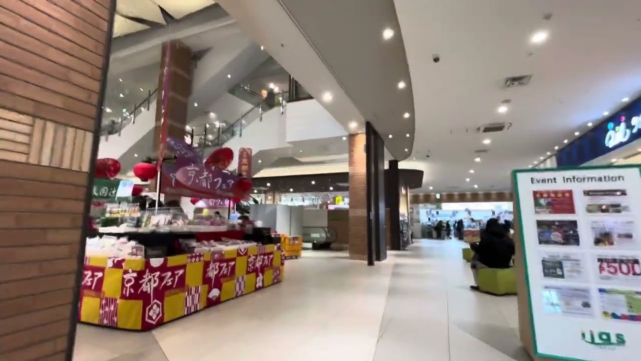 イーアス 高尾　エスカレーター　上り