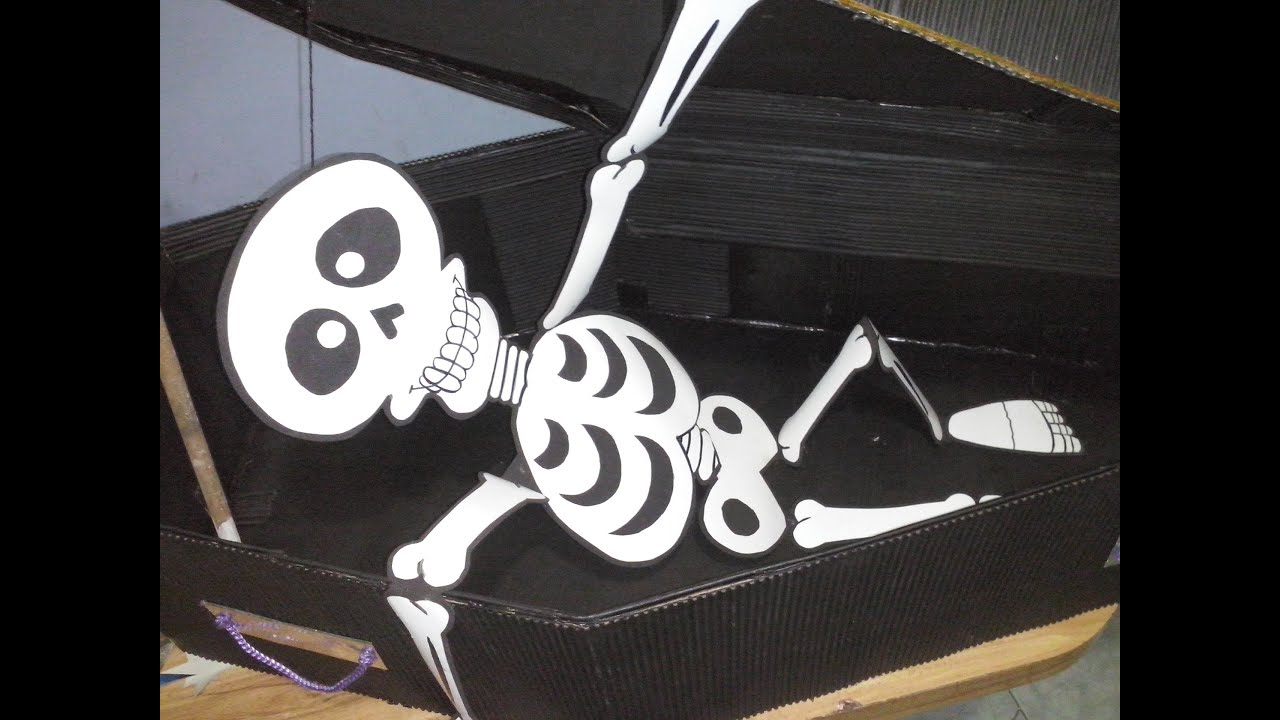 ATAÚD DE CARTÓN CORRUGADO Y CALAVERA DE CAPLE Y FOAMMY