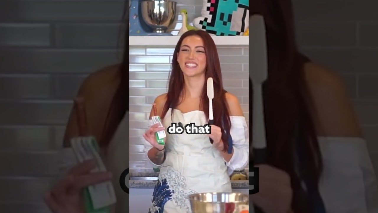 Джулия смотрит на Клару...