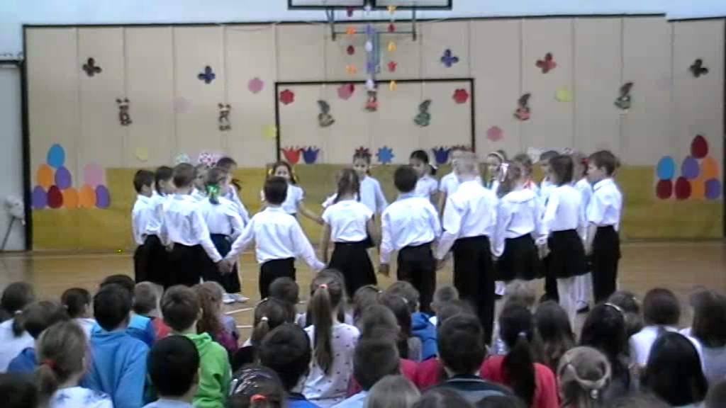 Tavaszköszöntő 2016,  1.a osztály népi körjátékai