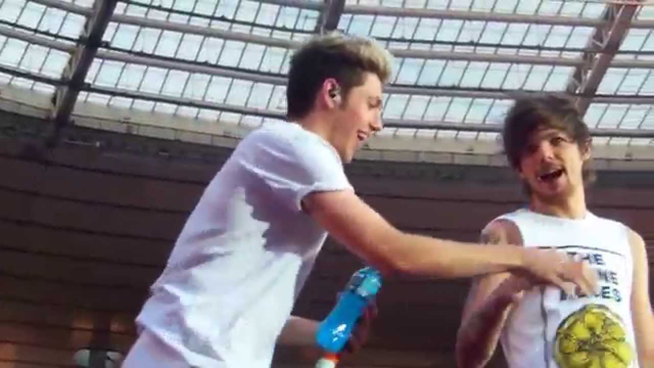 Blague de Louis à Niall PARIS WWAT Stade De France 20.06.14