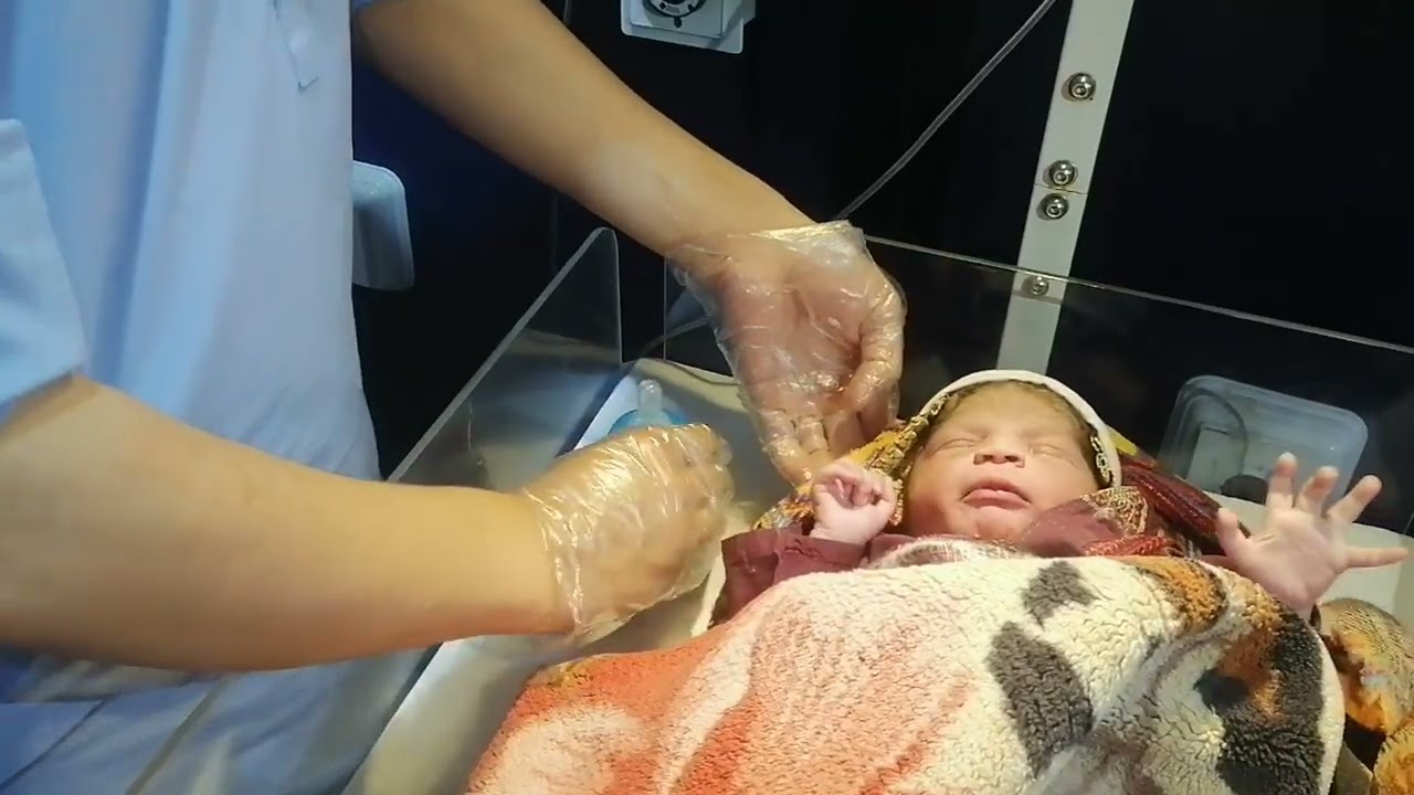 Newborn Baby First Time Bottle Feeding | Precious First Feeding Moments 🍼💕