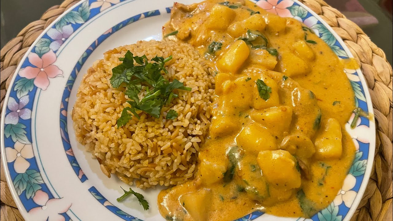 فراخ بصوص المشروم والكزبره الكريمي مع ارز (البيلاف)  Pilaf rice topped with creamy cilantro chicken